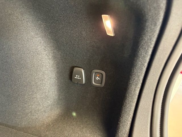 Volvo V60 Ultra Bright Recharge Plug-In Hybrid AWD T8