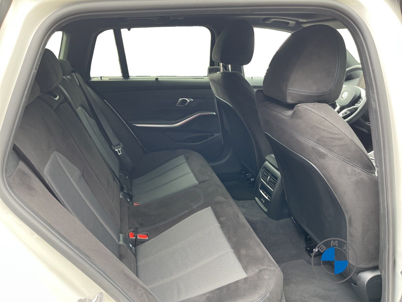 BMW 320d xDrive Touring M Sport AHK Pano LED