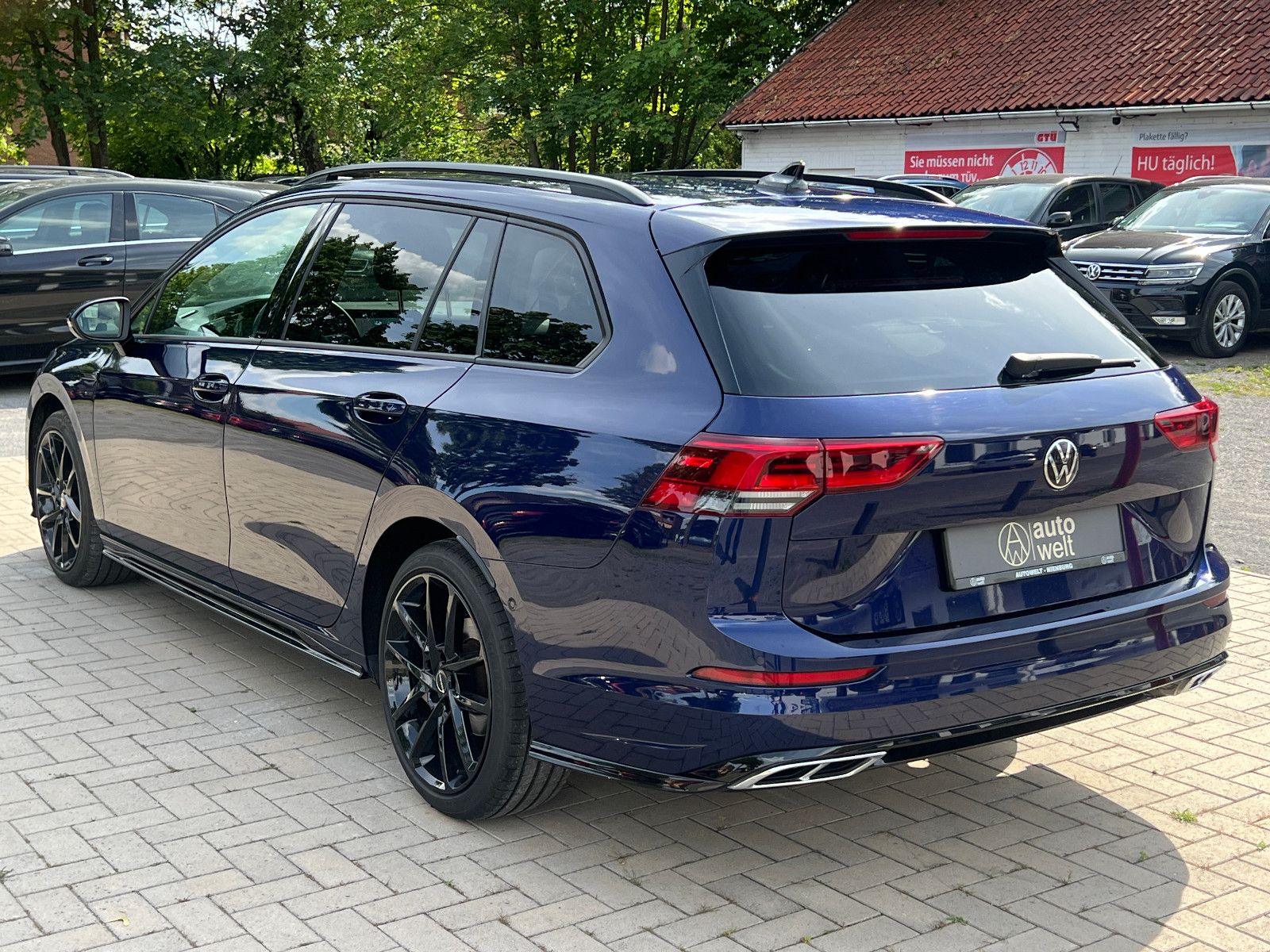 Volkswagen Golf VIII R-Line - Samsaru's Car Outlet