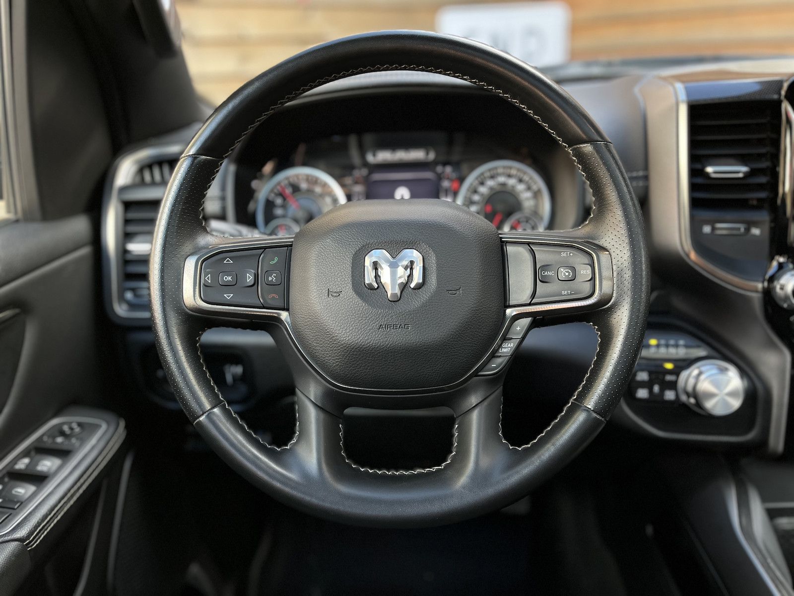 Dodge RAM 1500 SPORT 5,7L Pano 4x4 LPG 12´´ Navi AHK