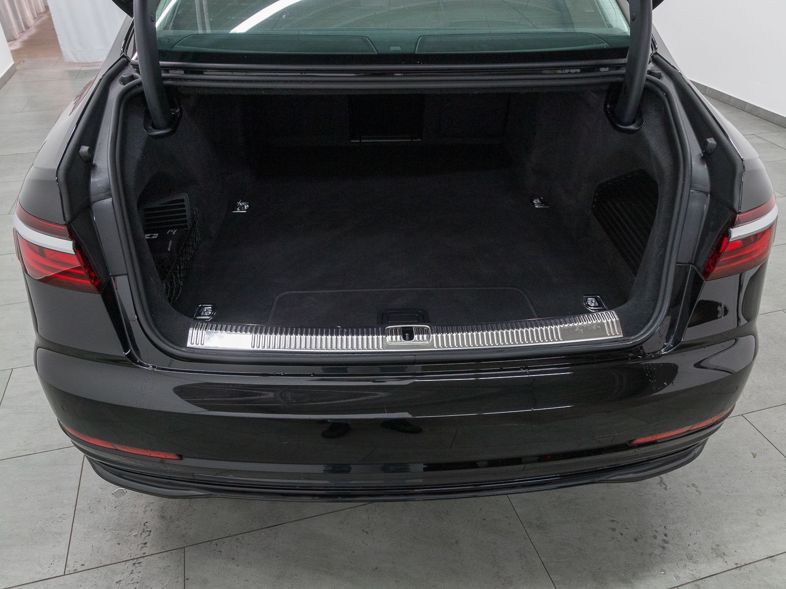 Audi A8 Lang 60 TFSIe Q NP145 - Samsaru's Car Outlet