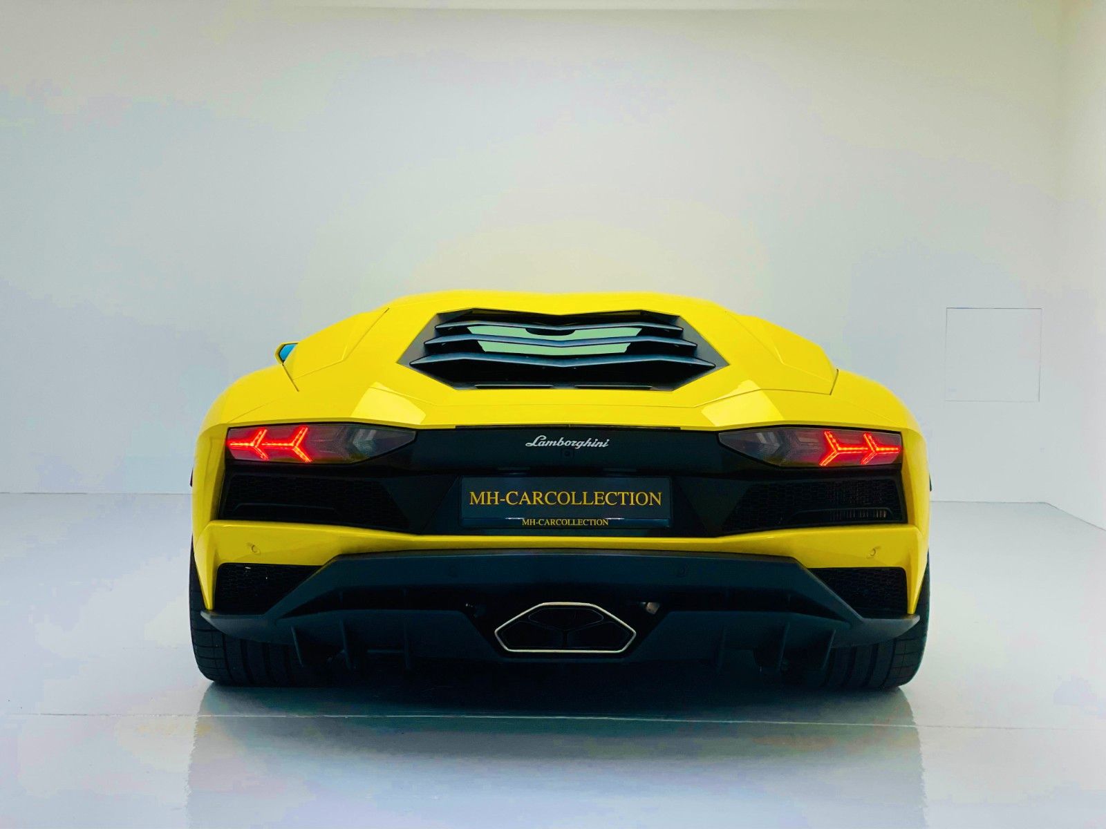 Lamborghini Aventador S - Samsaru's Car Outlet