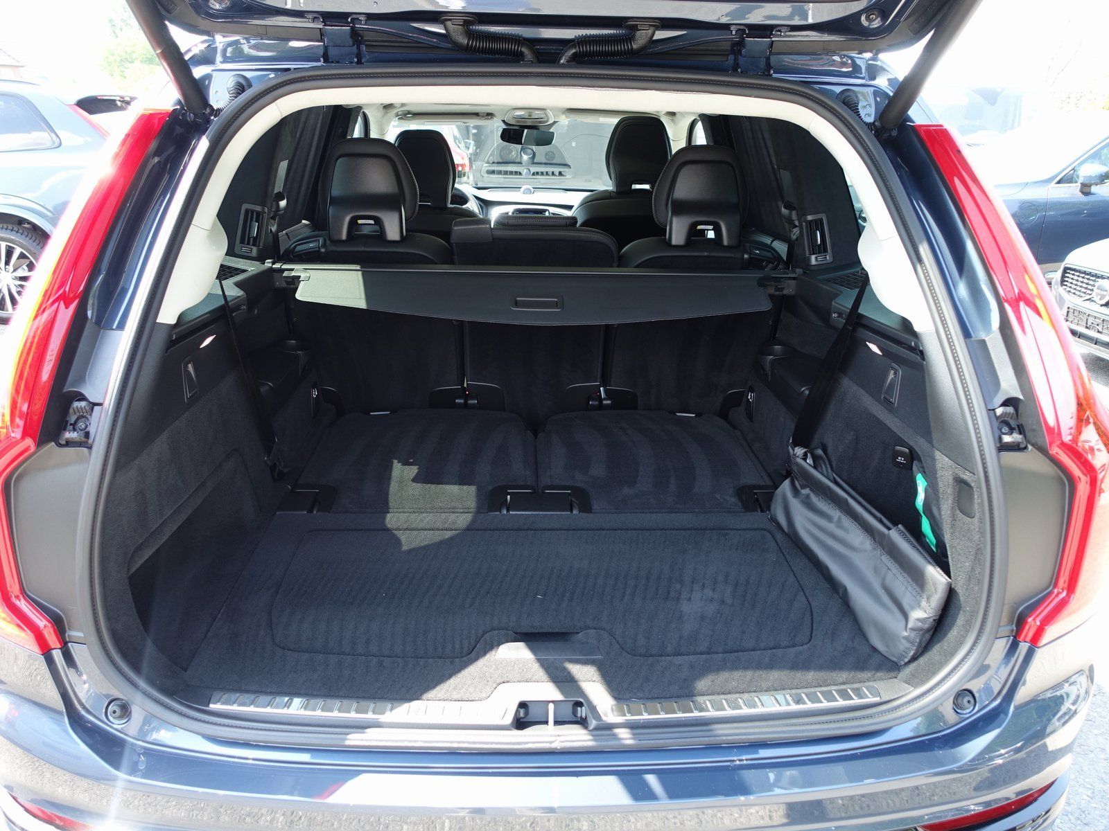 Volvo XC90 Ultra Dark T8 AWD Plug-in Hybrid - Samsaru's Car Outlet
