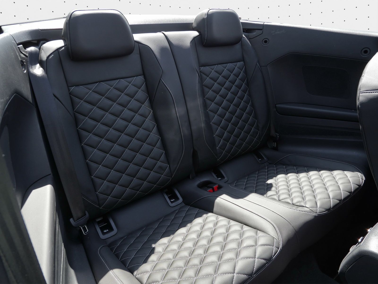 Volkswagen T-Roc TSI R-Line - Samsaru's Car Outlet