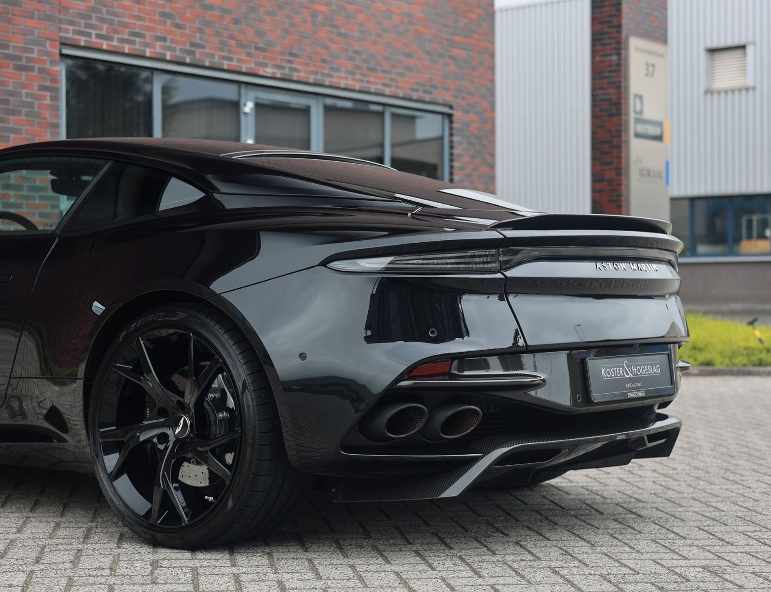 Aston Martin DBS Superleggera 5.2 V12 | B&O - Carbon
