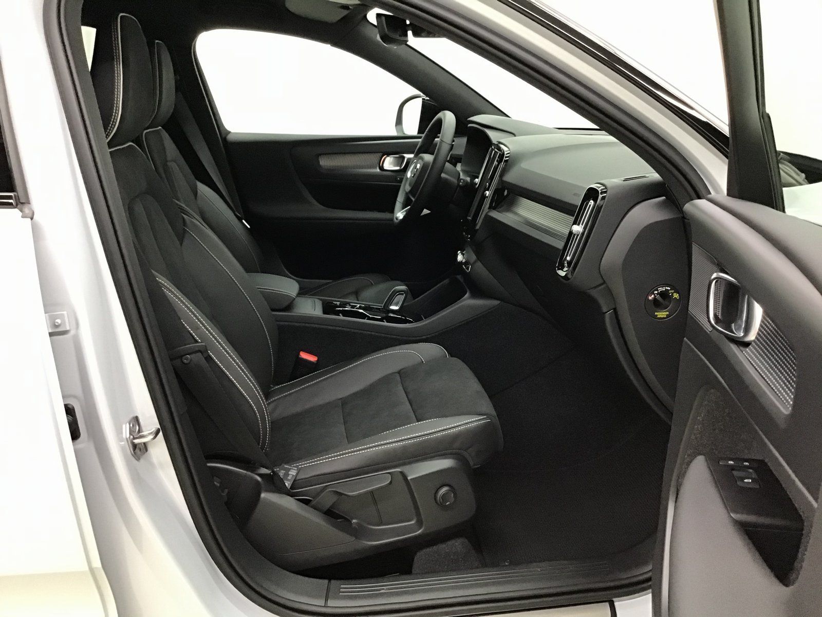 Volvo XC40 B4 Benzin R-Design - Samsaru's Car Outlet