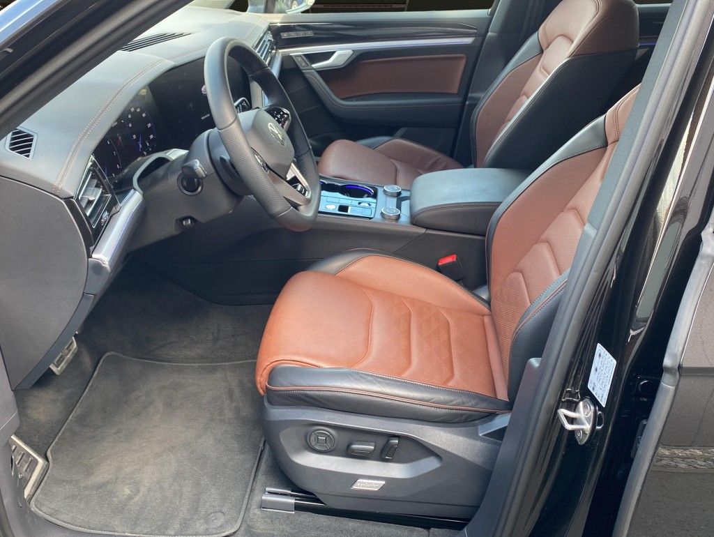 Volkswagen Touareg 3.0 TSI 4Motion R-Line - Samsaru's Car Outlet