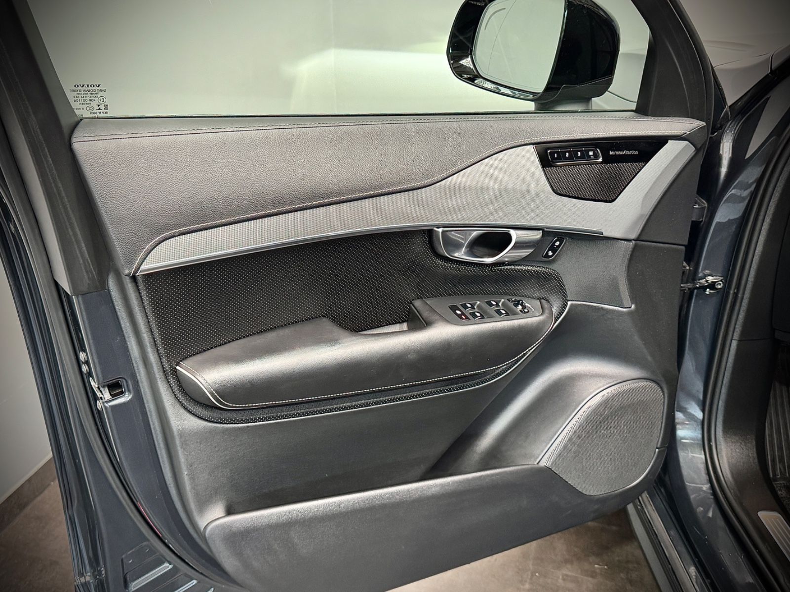 Volvo XC90 R-Design AWD - Samsaru's Car Outlet
