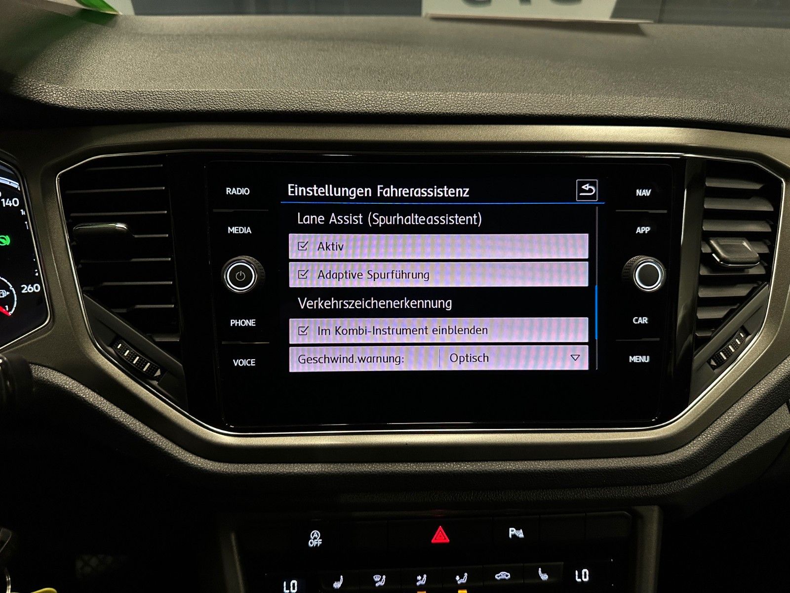 Volkswagen T-Roc 2.0 TDI DSG Style - Samsaru's Car Outlet