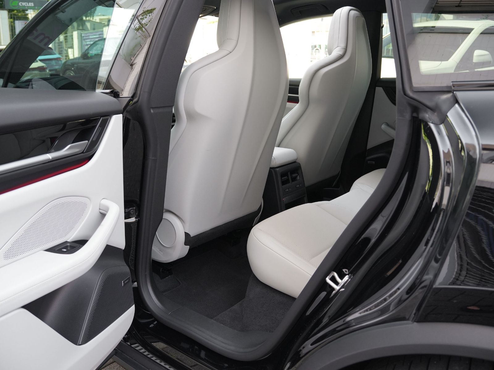 Porsche Macan 4 - Samsaru's Car Outlet