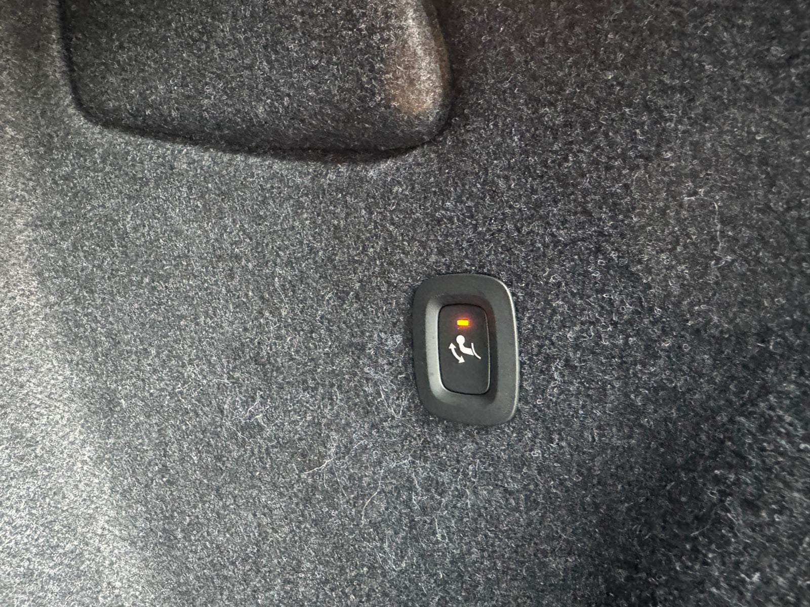 Volvo XC40 Plus Dark 2WD NAVI LED AHK PANO