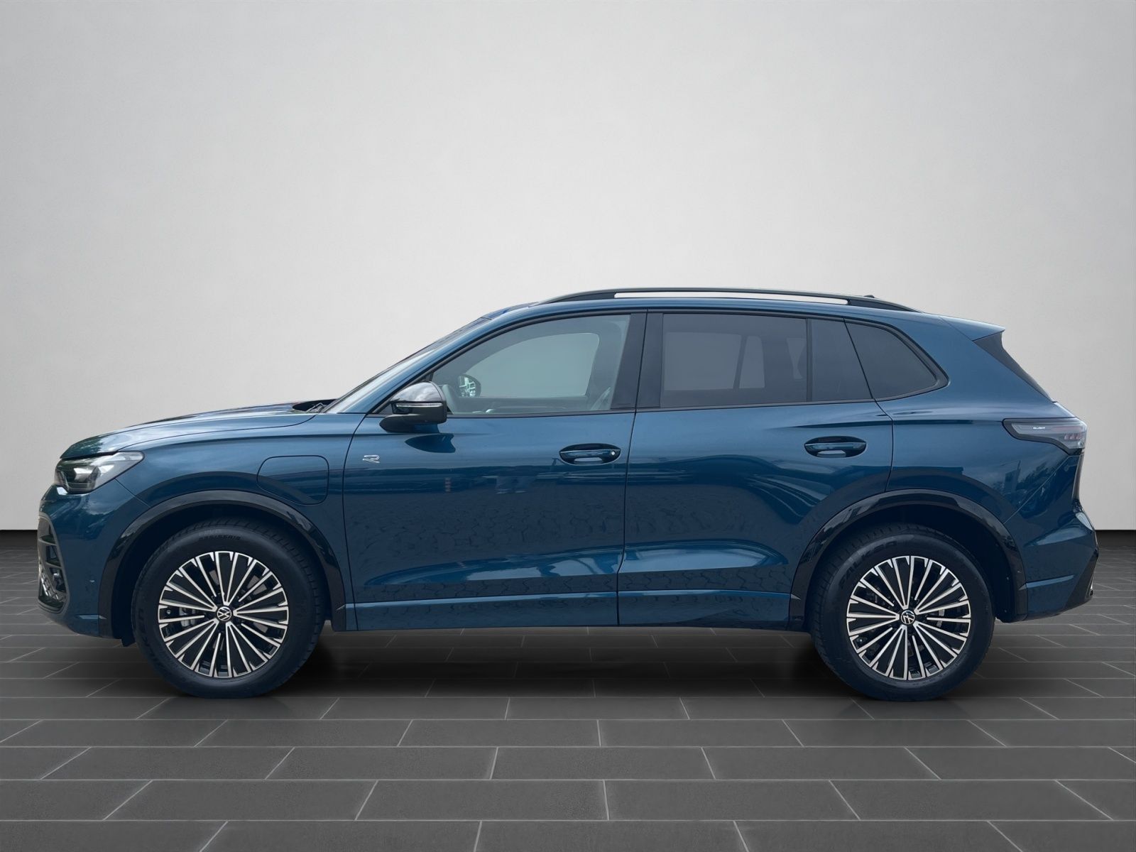 Volkswagen Tiguan R-Line 1.5 eHybrid PANO HD-MATRIX AHK 360