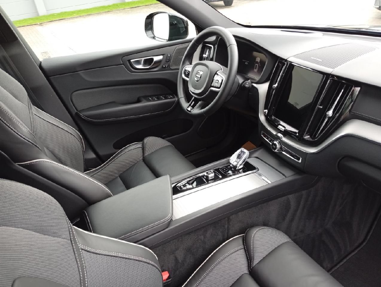 Volvo XC60 B4D Gear. Ultimate Dark AWD/Head-UP/Pano-D.