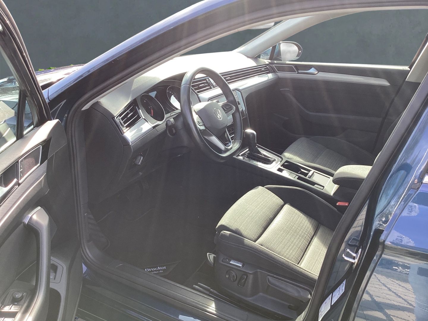 Volkswagen Passat Variant Business 2.0 TDI - Samsaru's Car Outlet