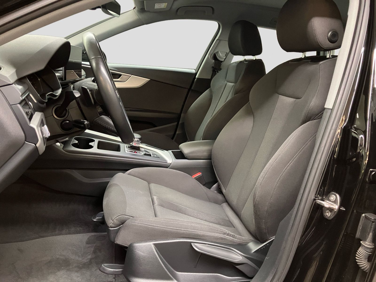 Audi A4 Avant 35 TFSI - Samsaru's Car Outlet