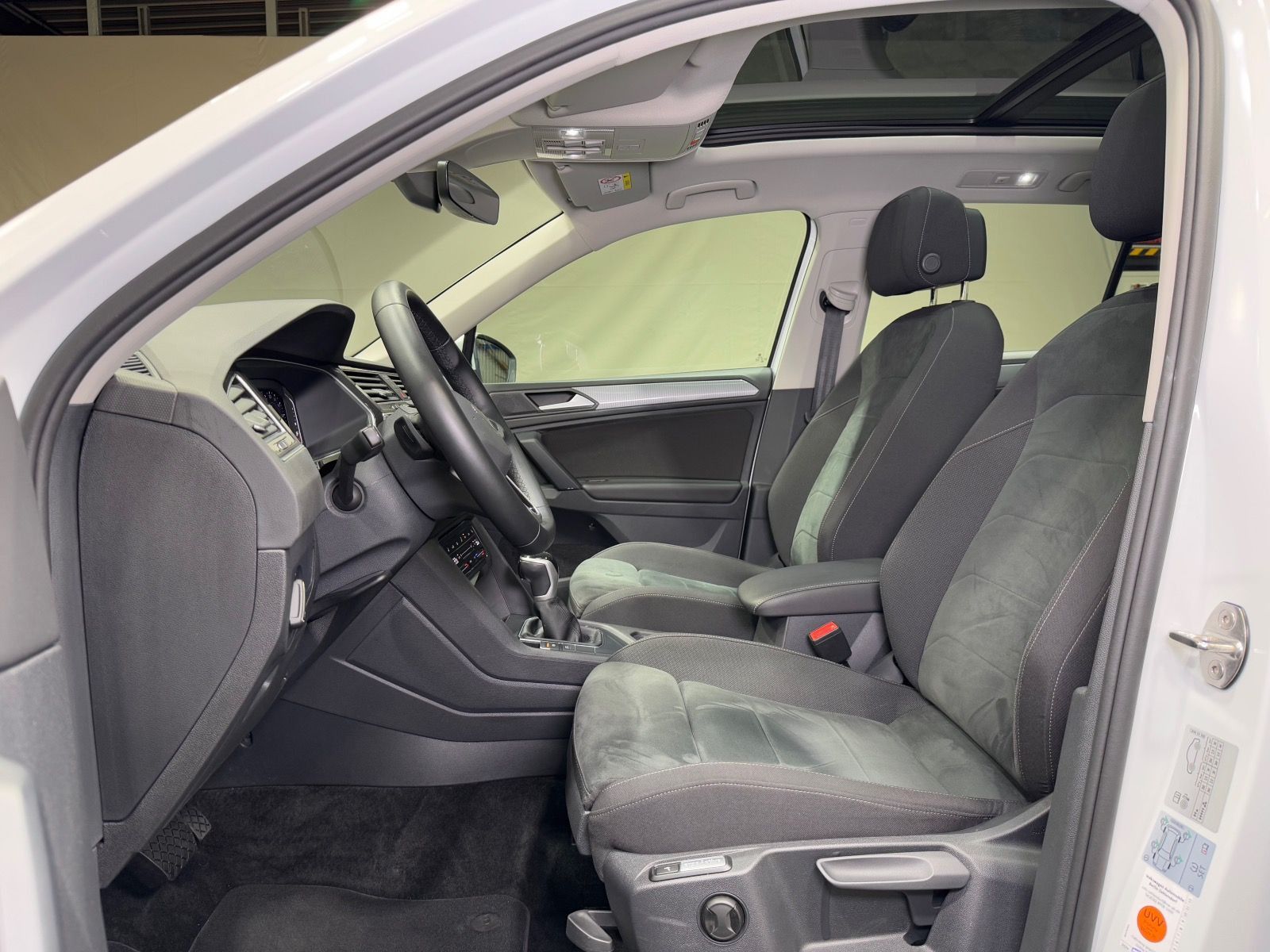 Volkswagen Tiguan Life 1.4 TSI eHybrid - Samsaru's Car Outlet