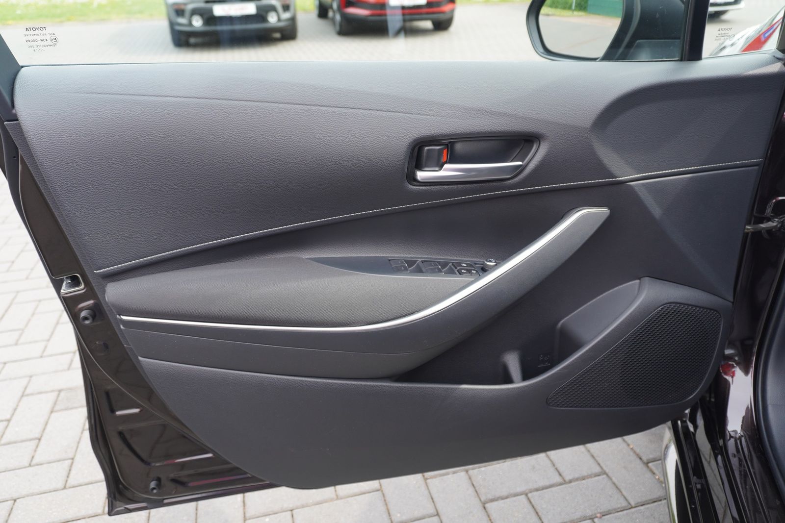 Toyota Corolla 2.0 Hybrid Lounge - Samsaru's Car Outlet