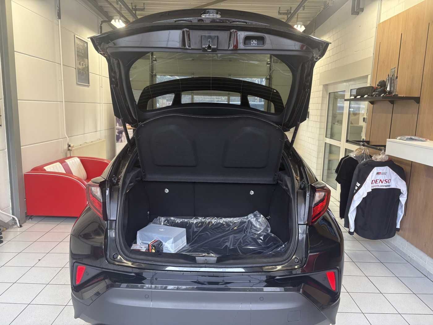 Toyota C-HR Hybrid - Samsaru's Car Outlet