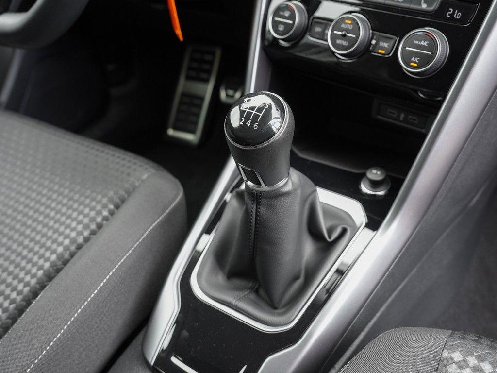 Volkswagen T-Roc 1.0 TSI Active - Samsaru's Car Outlet