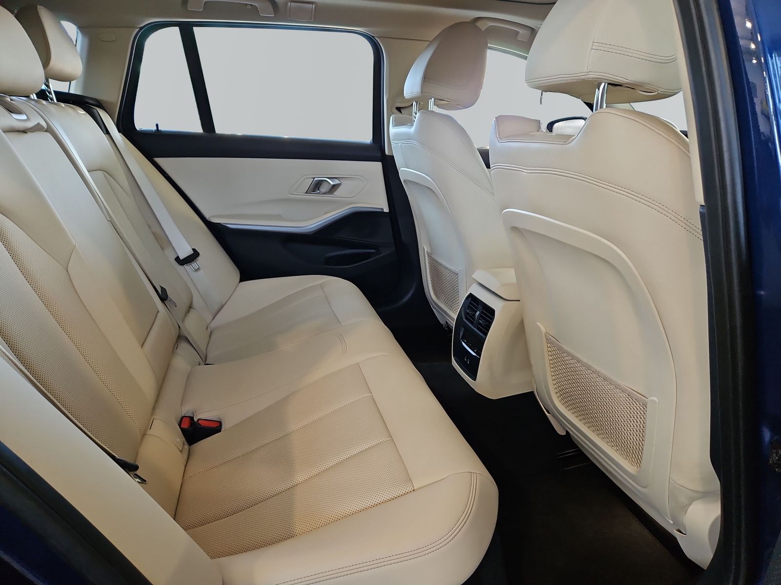 BMW 330e Touring Advantage - Samsaru's Car Outlet