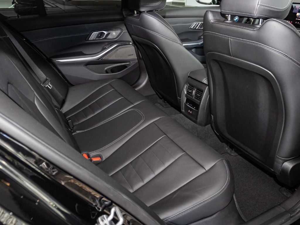 BMW 330 eMSportxDrive+AHK+Navi+Leder+RFK NP 79.790,-