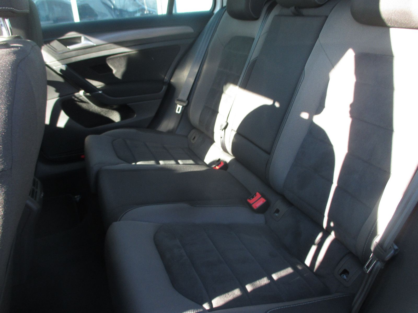 Volkswagen Golf 7 2.0 TDI R-Line - Samsaru's Car Outlet