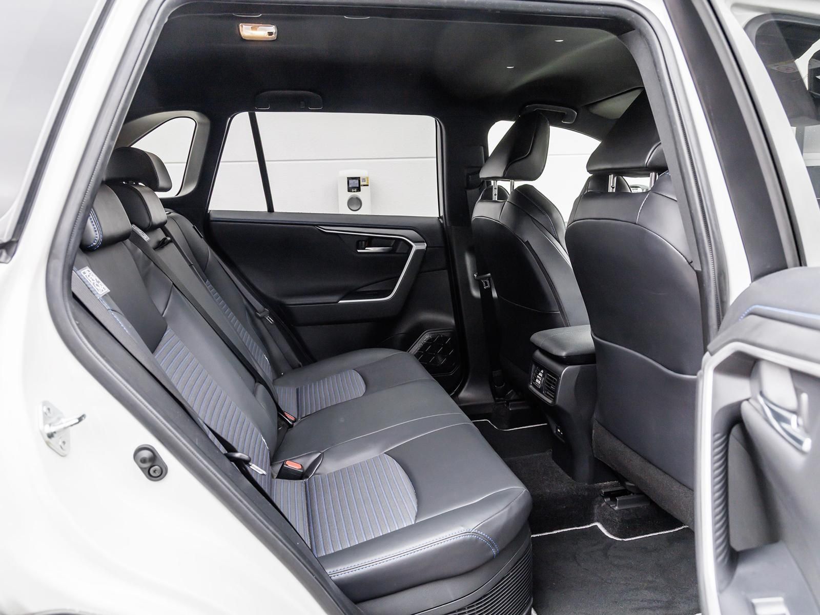 Toyota RAV 4 2.5 Hybrid Style Selection - Samsaru's Car Outlet