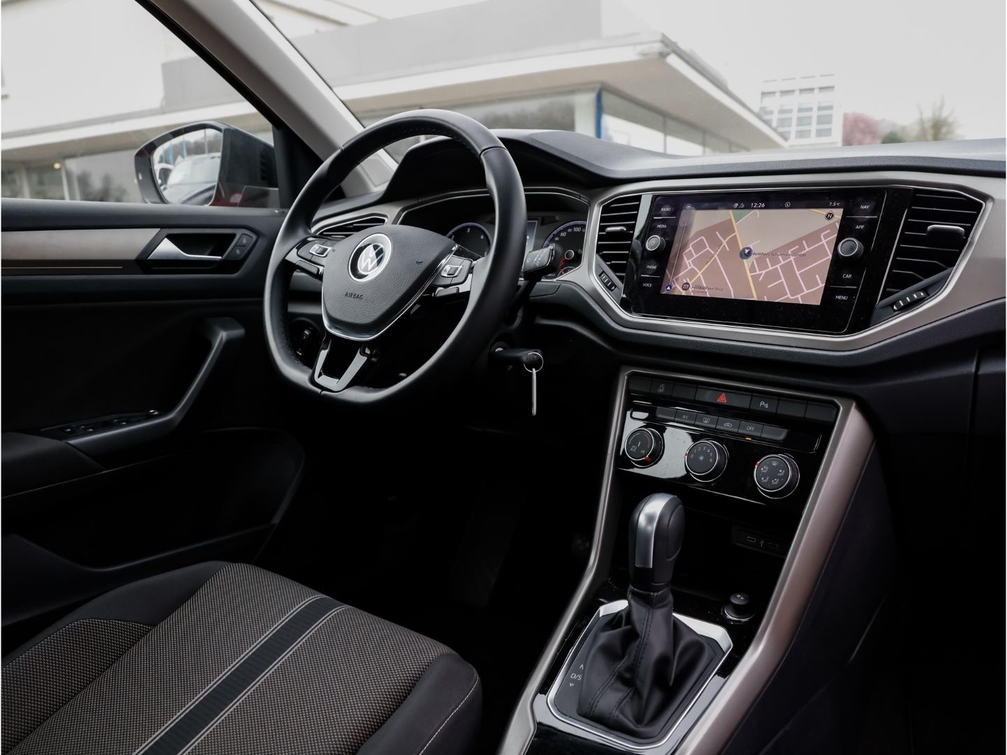 Volkswagen T-Roc STYLE 2.0 TDI DSG - Samsaru's Car Outlet