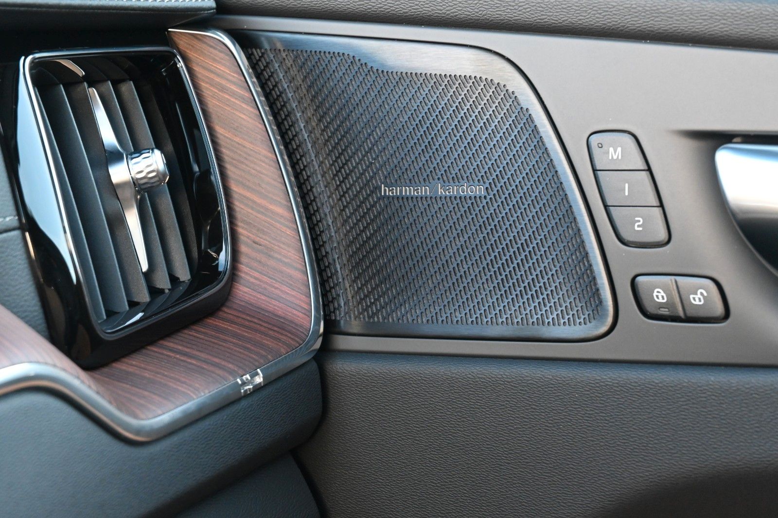 Volvo XC60 B4 D AWD Ultimate Dark*STDHZG*360°*ACC*AHK