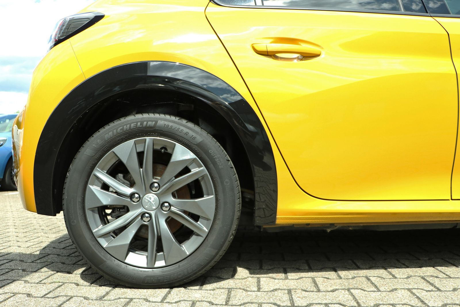 Peugeot E-208 e-Allure - Samsaru's Car Outlet