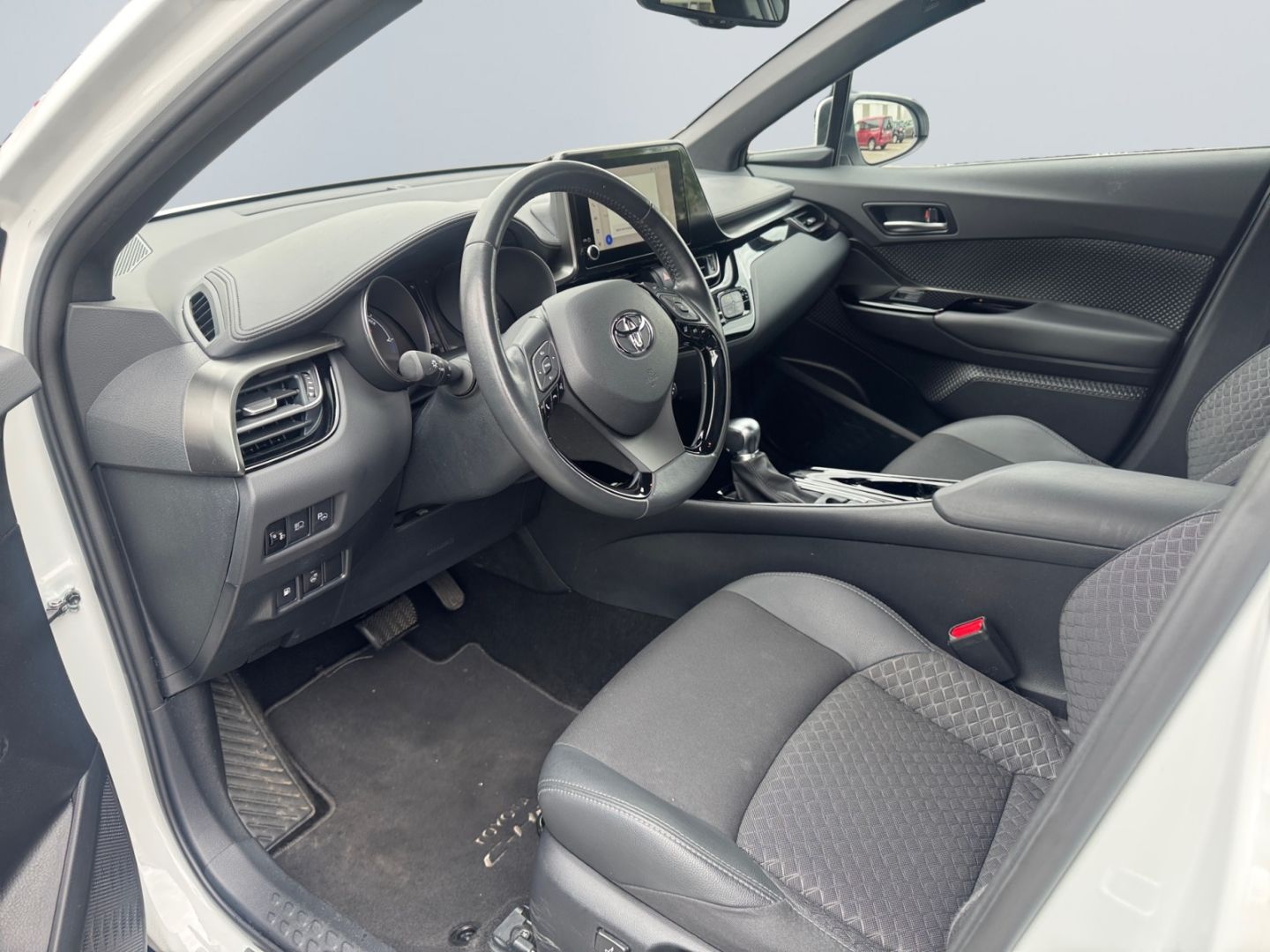 Toyota C-HR 2.0 Hybrid Team - Samsaru's Car Outlet