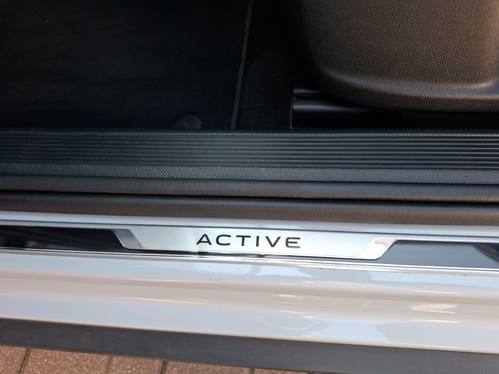 Volkswagen T-Roc TSI Active DSG - Samsaru's Car Outlet