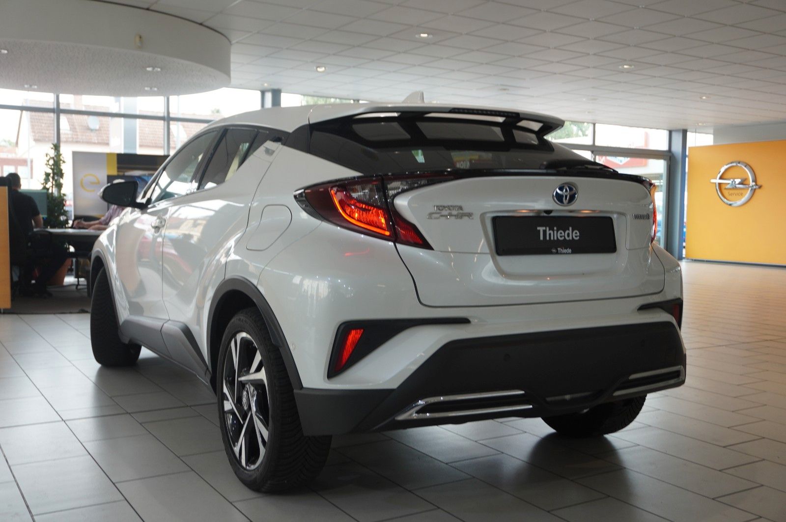 Toyota C-HR 2.0 HYBRID TEAM - Samsaru's Car Outlet