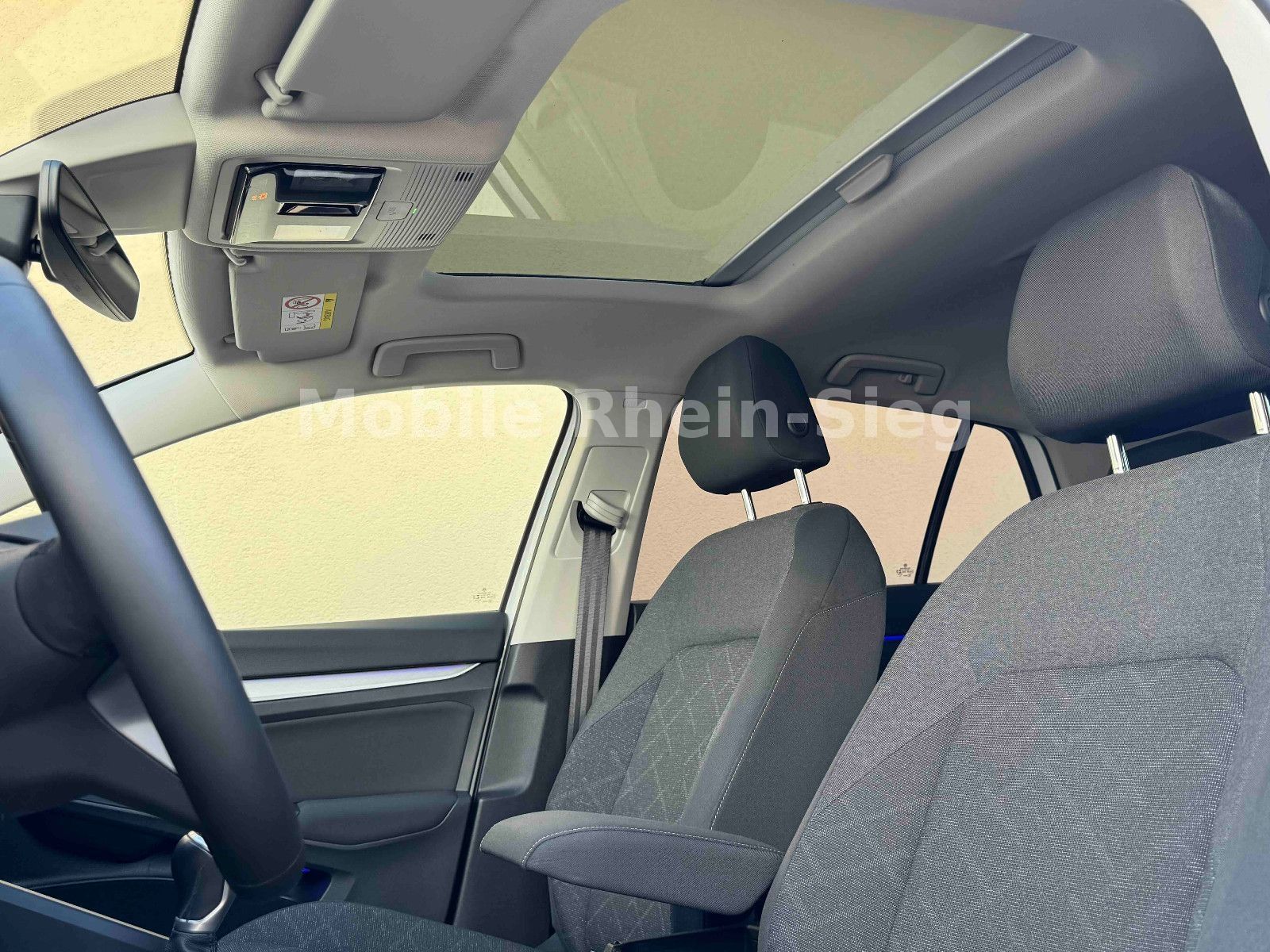 Volkswagen Golf VIII Lim. Life - Samsaru's Car Outlet