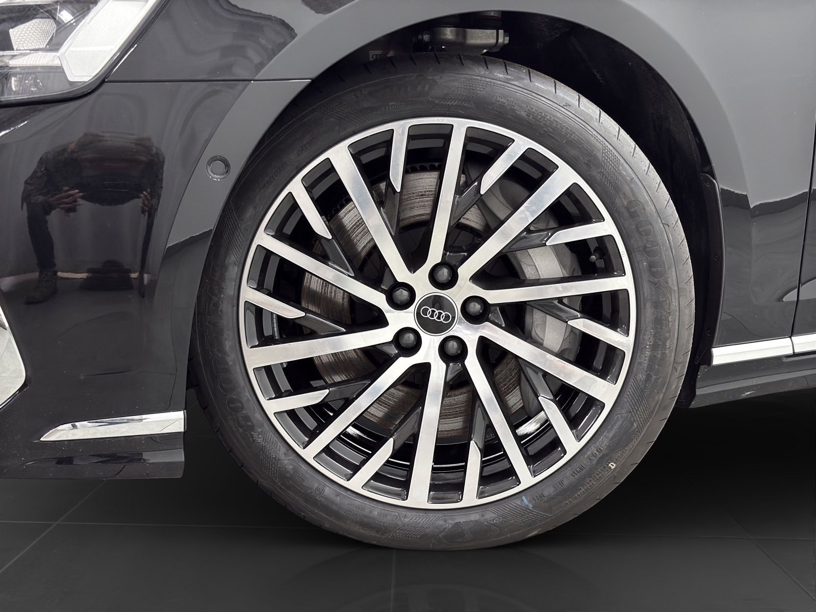 Audi A8 Lang 60 TFSIe Q - Samsaru's Car Outlet