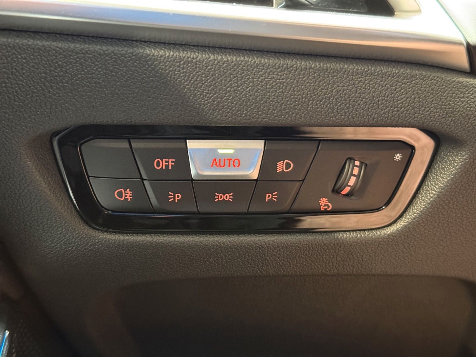 BMW 318i Touring M Sport ACC FL2 HUD KZU LED QI 360°