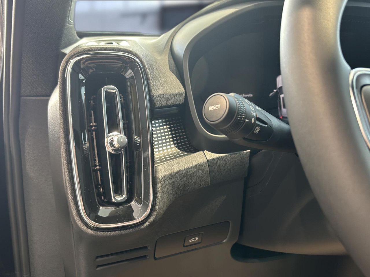 Volvo XC 40 Plus Black Edition 2WD Bluetooth LED Klima