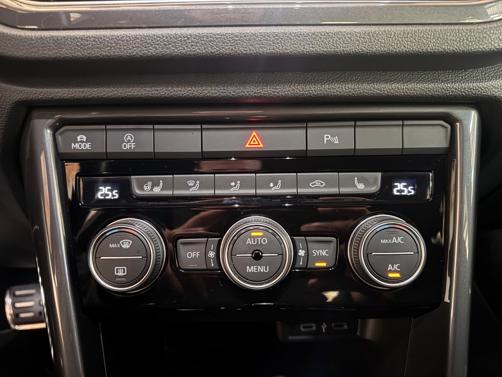 Volkswagen T-Roc Sport 1.5 TSI ACT - Samsaru's Car Outlet
