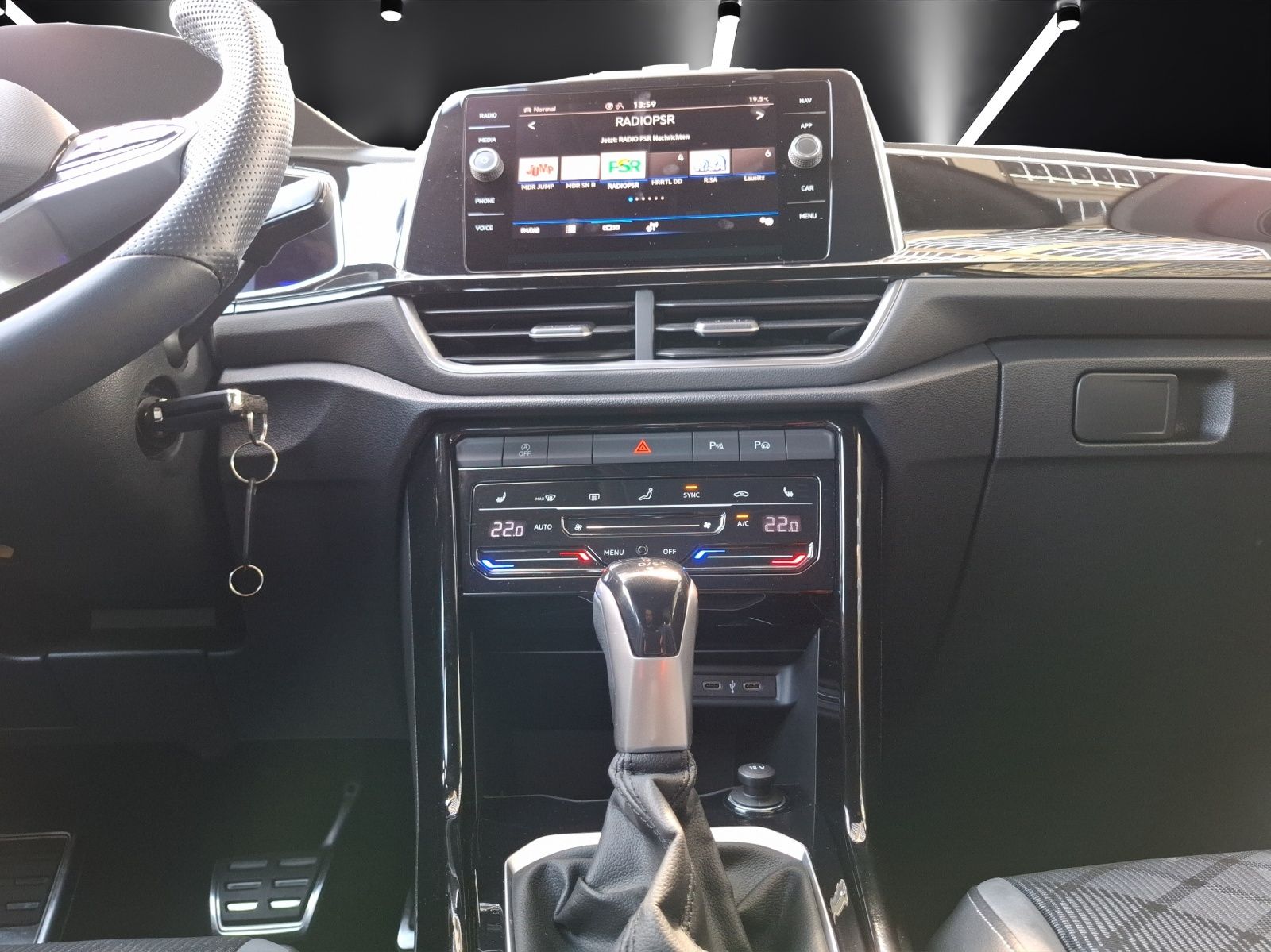 Volkswagen T-Roc TSI R-Line DSG 4M - Samsaru's Car Outlet