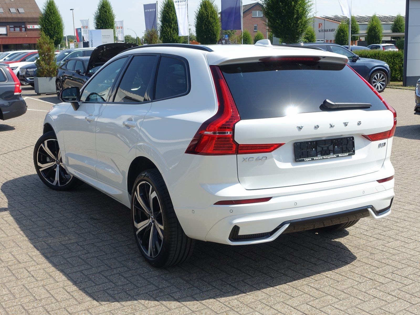 Volvo XC60 B5 AWD Plus - Samsaru's Car Outlet