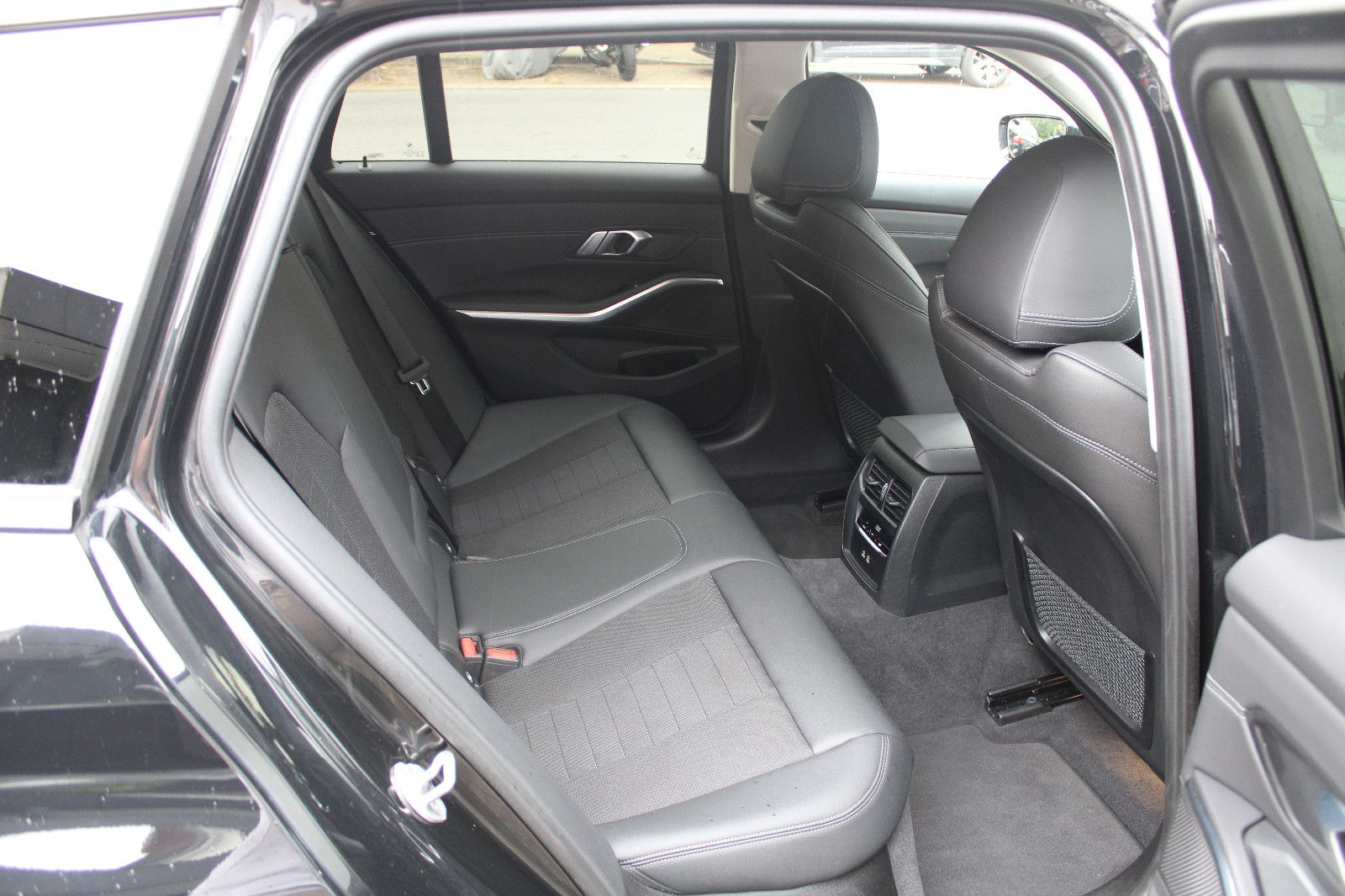 BMW 320dA Touring - Samsaru's Car Outlet