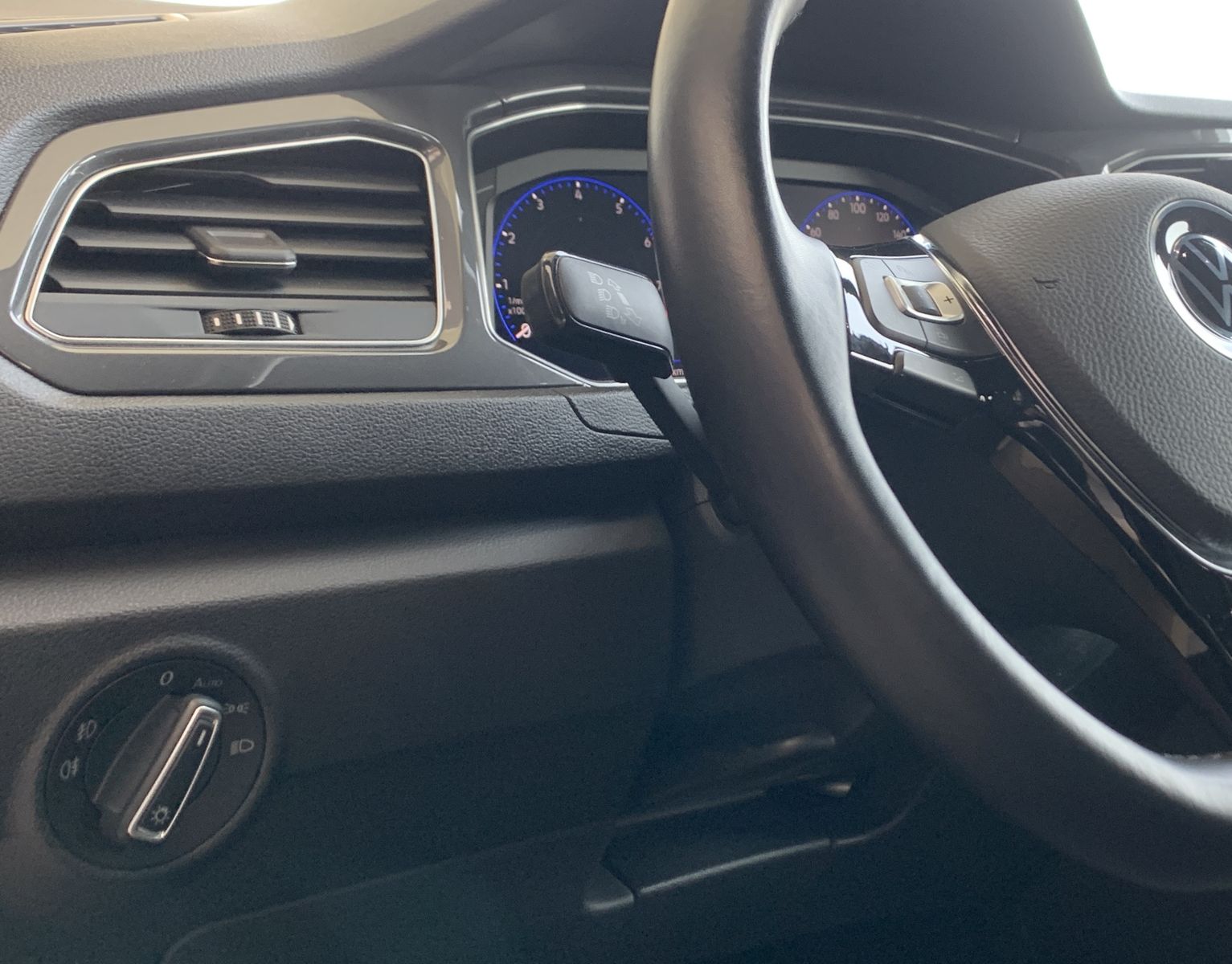 Volkswagen T-Roc 1.5 TSI Sport - Samsaru's Car Outlet