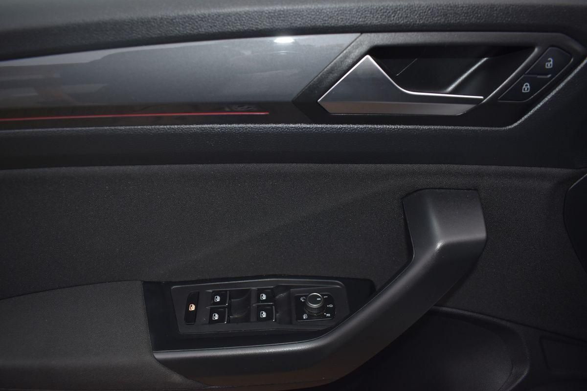Volkswagen T-Roc 1.5 TSI DSG Sport R-Line - Samsaru's Car Outlet