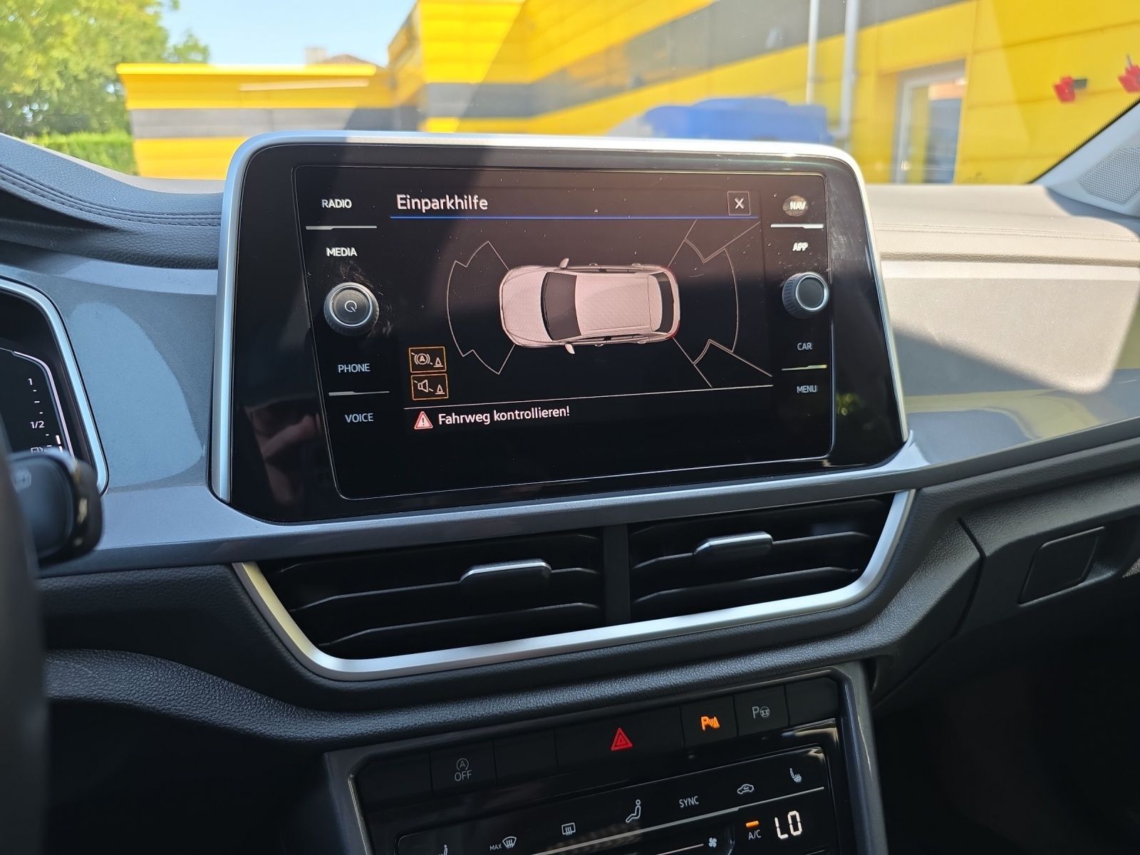 Volkswagen T-Roc 2.0 TDI Style - Samsaru's Car Outlet