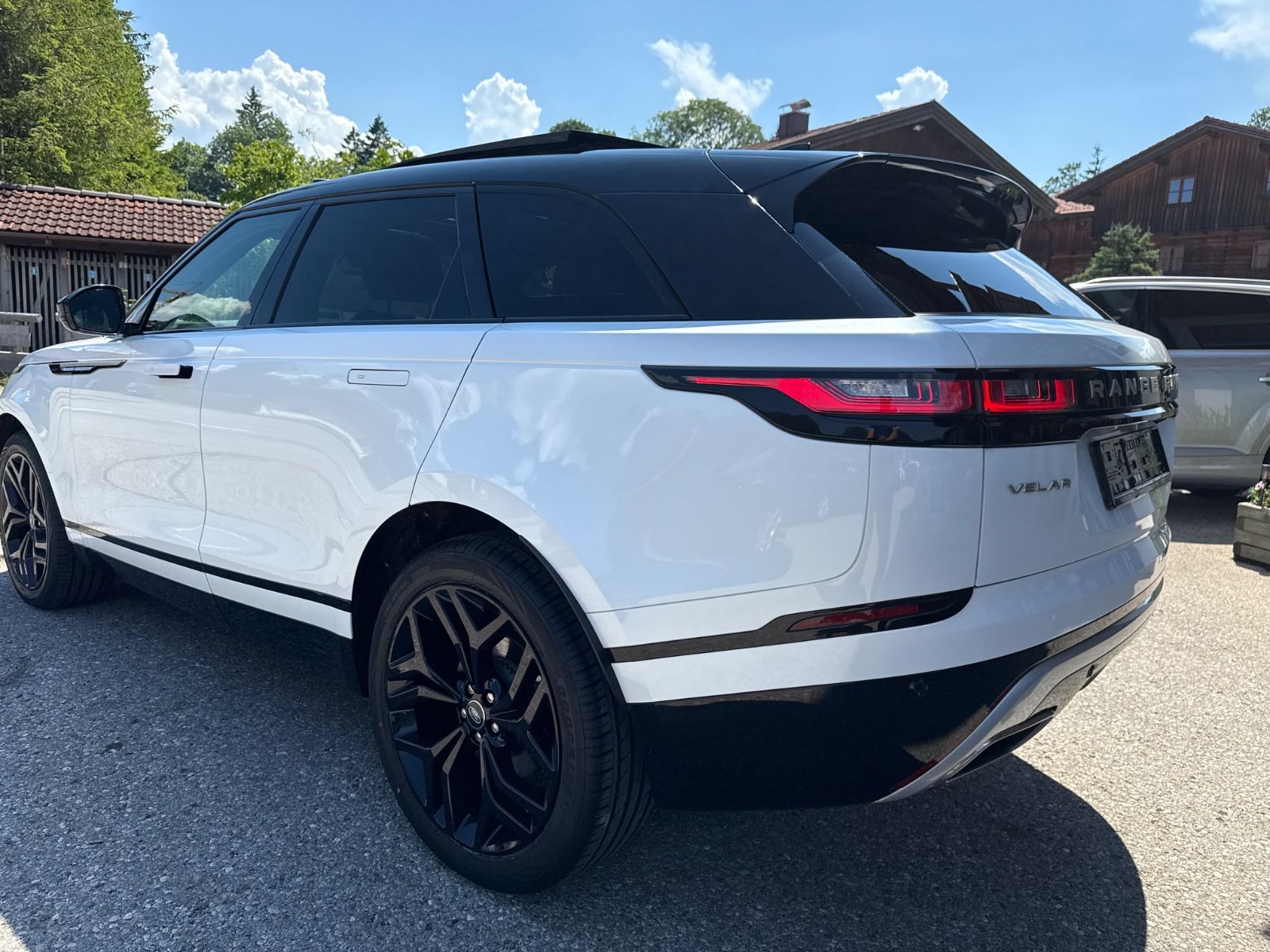 Range Rover Velar D300 Auric Edition - Samsaru's Car Outlet