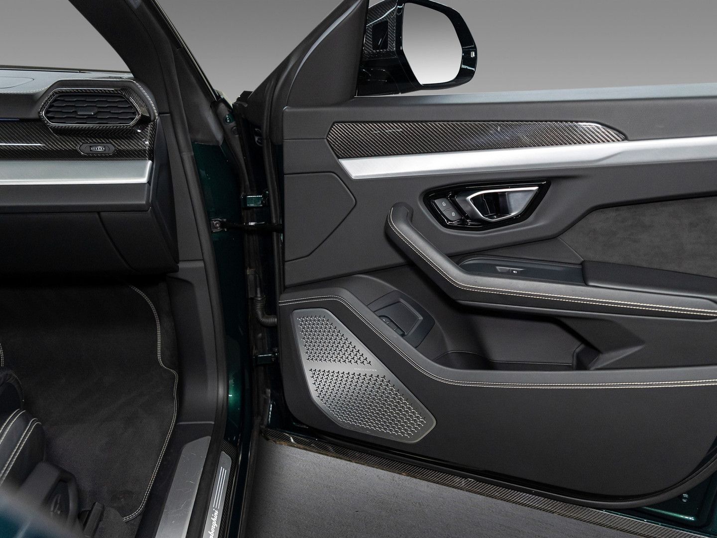 Lamborghini Urus - Samsaru's Car Outlet