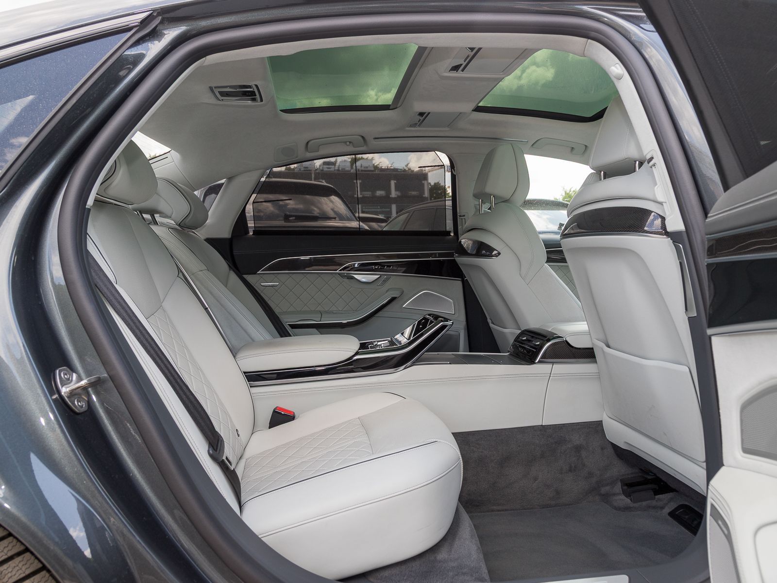 Audi A8 lang 60 TFSIe Q 2x S LINE - Samsaru's Car Outlet