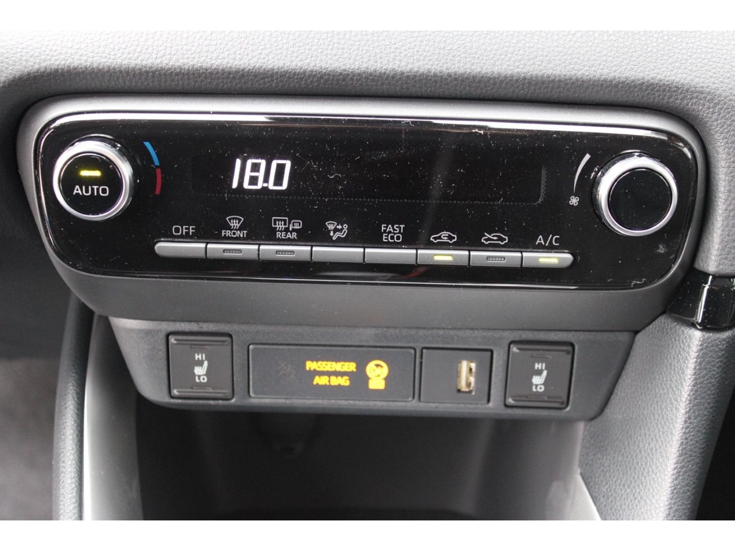 Toyota Yaris TEAM-D+COMFORT-PAKET+SHZ+KAMERA+GJ-RÄDER !