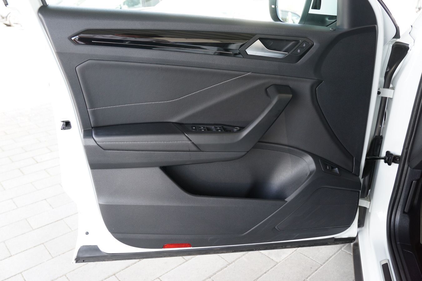 Volkswagen T-Roc R-Line 1.5 TSI DSG - Samsaru's Car Outlet