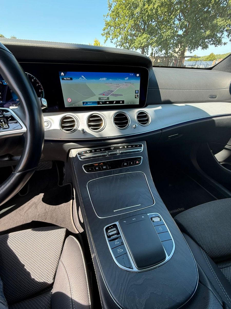 Mercedes-Benz E-Klasse 300E - Samsaru's Car Outlet